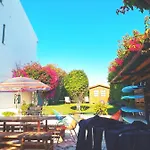 Pensjonat Sandycamps Surf House