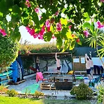 Sandycamps Surf House *