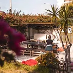 Sandycamps Surf House Pensjonat *