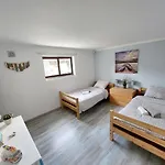 Sandycamps Surf House Pensjonat *