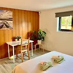 Pensjonat Sandycamps Surf House *
