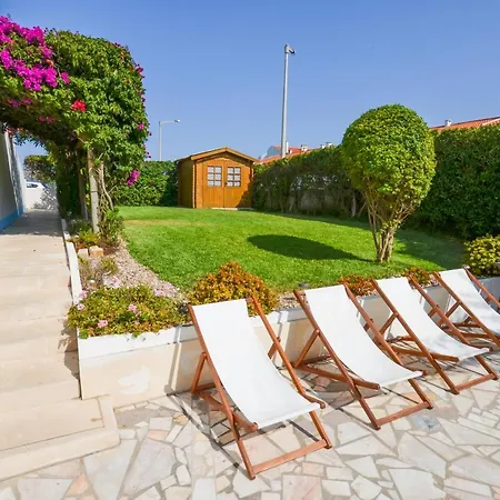 Sandycamps Surf House *