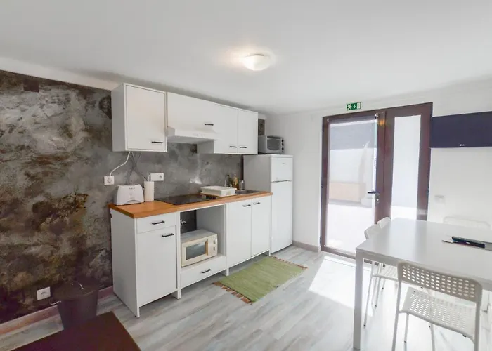 Sandycamps Surf House * בליאל