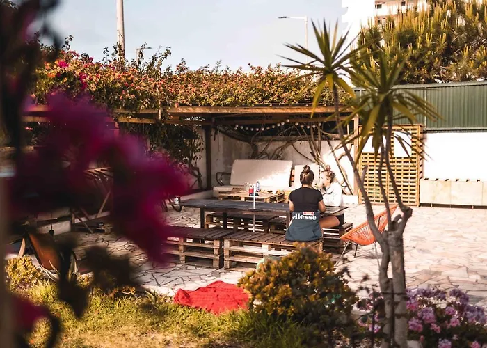 Sandycamps Surf House בית הארחה *